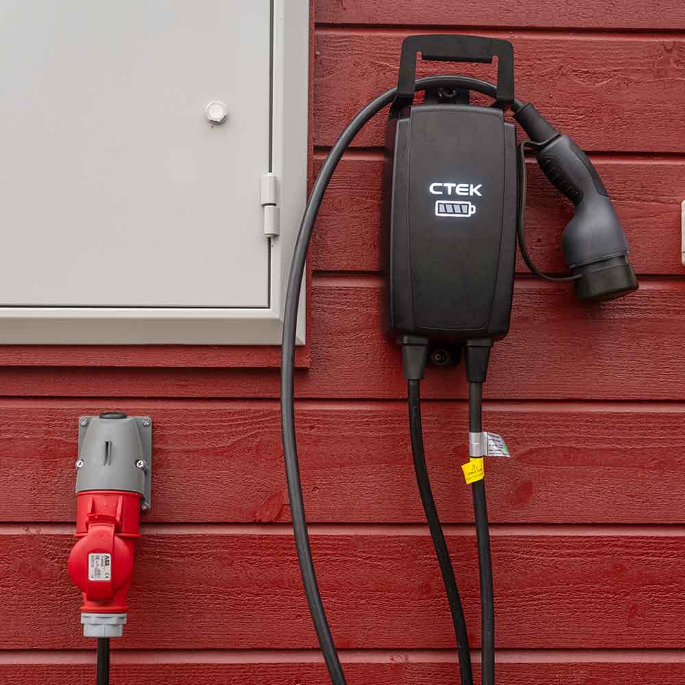 CTEK NJORD GO på vägg Elbilsvaruhuset.se
